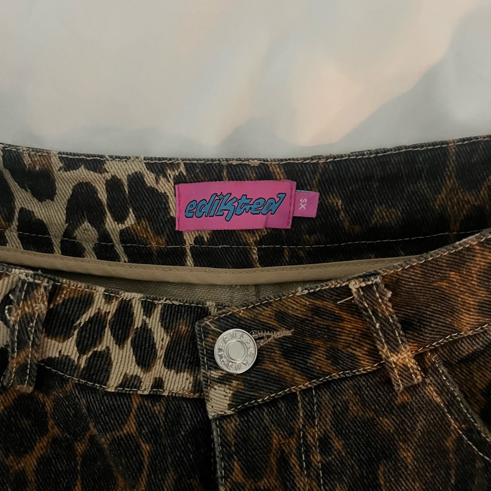 Edikted trending Leopard Print jeans - Picture 2 of 3